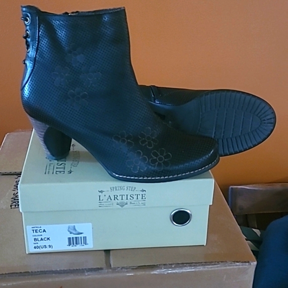 Size 9 (40) L'Artiste Spring Step Booties - Picture 2 of 9